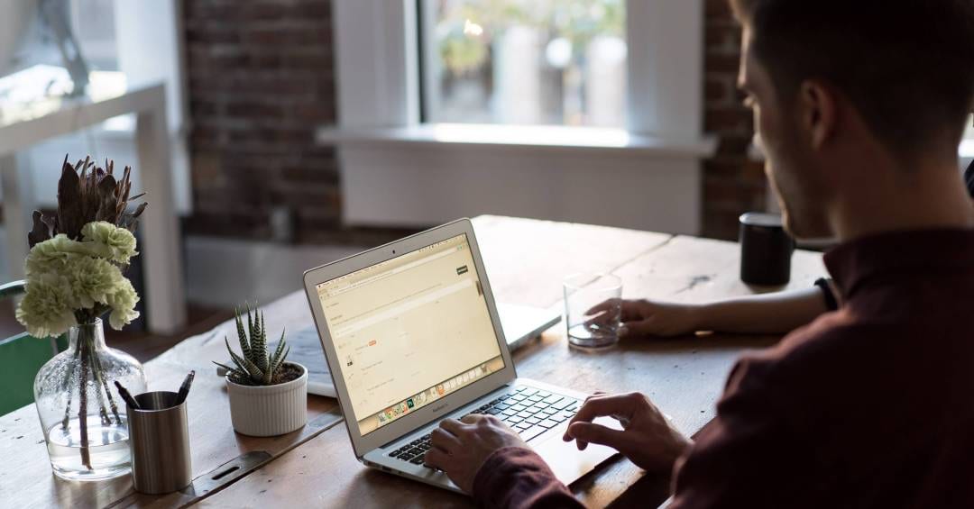 Home office atrai nove vezes mais candidatos que trabalho presencial