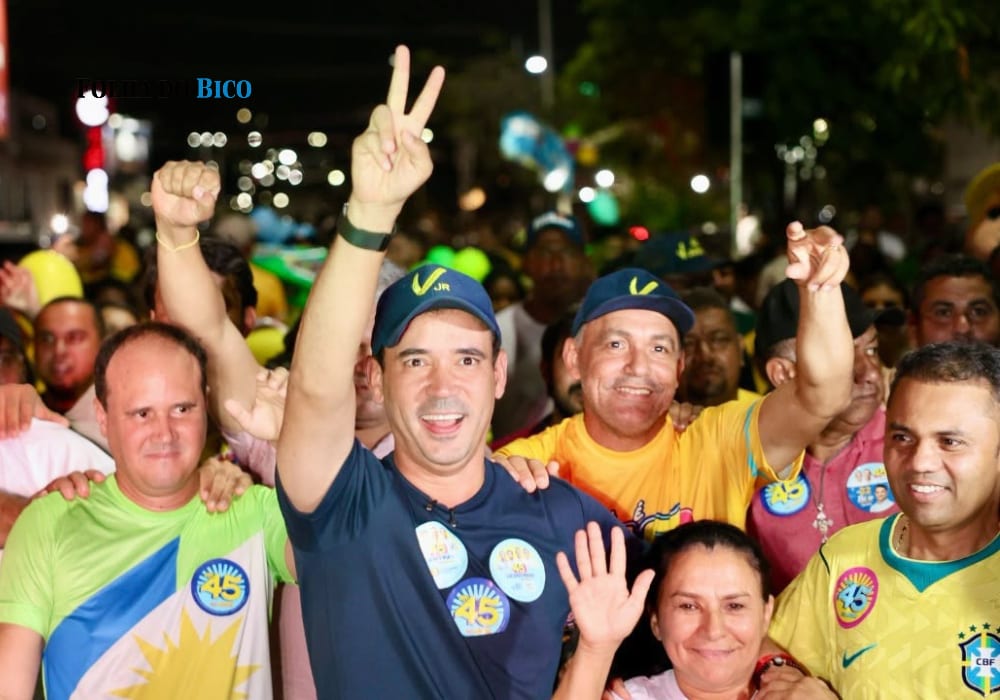 Vicentinho arrasta multidão pelas ruas de Tocantinópolis ao lado de Amélio Cayres e Paulinho Bonifácio