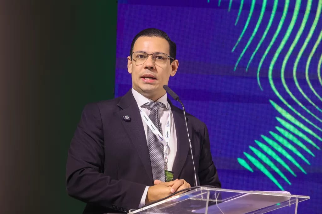 MCom trabalha para aprovação do PL dos postes no Congresso este ano