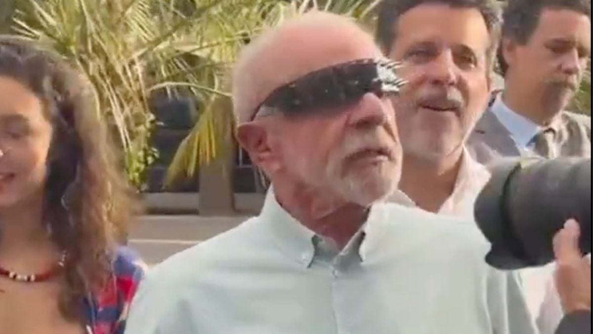 Lula usa óculos futuristas estilo cyberpunk em vídeo com jovens