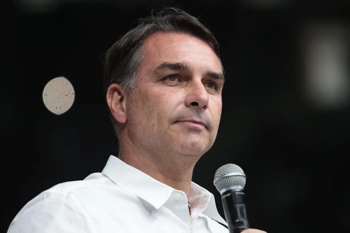 No vale-tudo para ganhar a eleição, Flávio muda de ideia e diz que votará pelo fim da escala 6x1