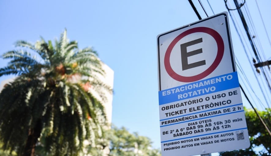 Projeto quer proibir vagas de estacionamento próximas a esquinas em Maringá