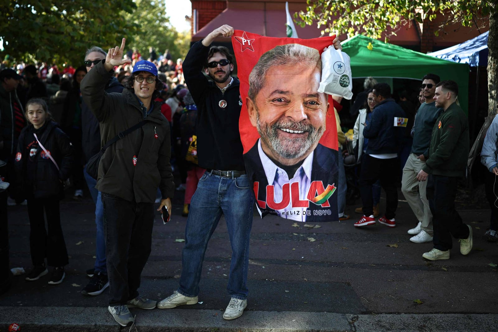 Lula vence em Berlim, Milão e na Palestina, e Flávio, em Israel no voto do exterior