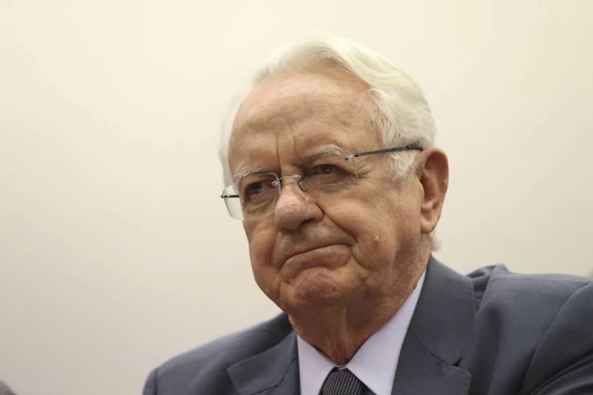 Itamaraty concede passaporte diplomático a Carlos Velloso e à esposa