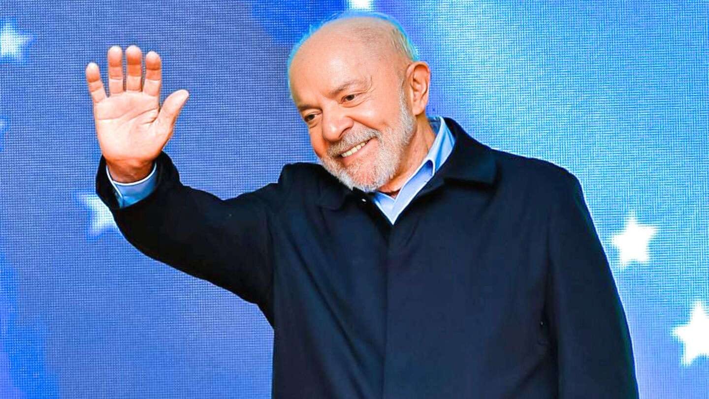 Lula anuncia proposta de auxílio de R$ 700 mensais para universitários