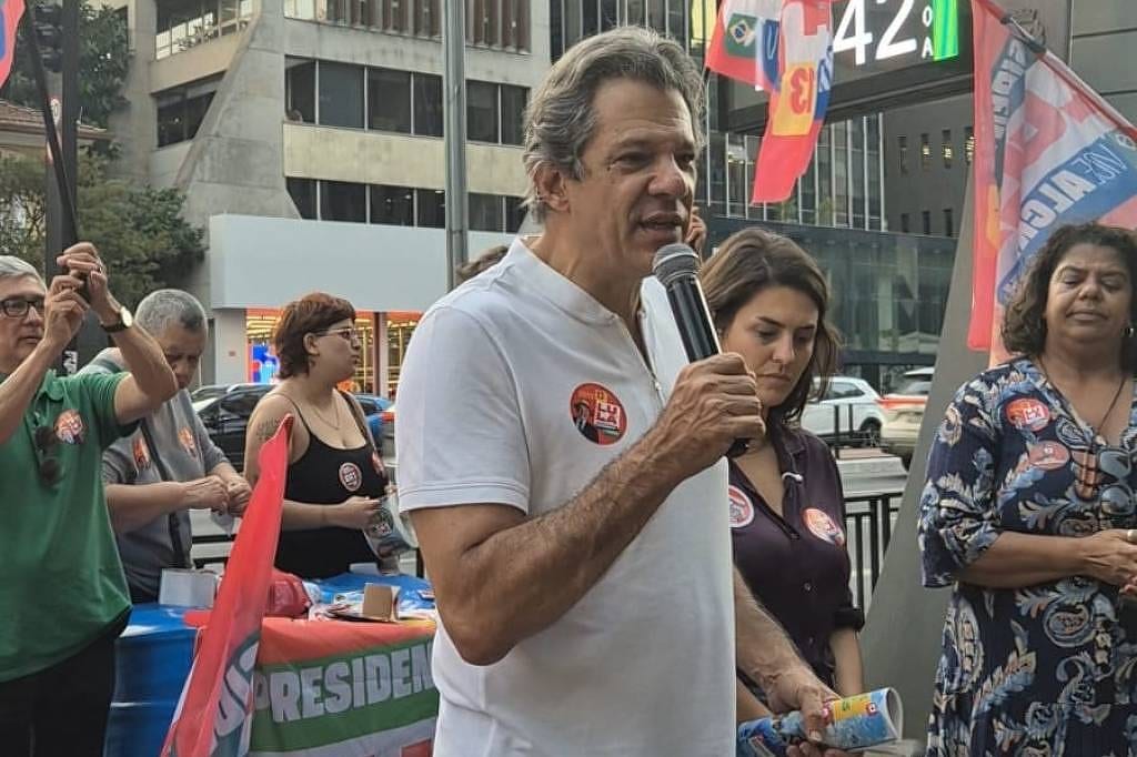 Haddad pede votos para Lula em SP e diz que 'está fácil fazer campanha' contra Flávio Bolsonaro