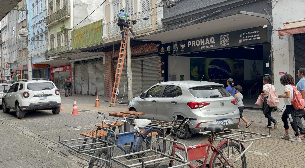 Prefeitura do Recife não liberou Rua da Imperatriz; carros circulam sem sinalização