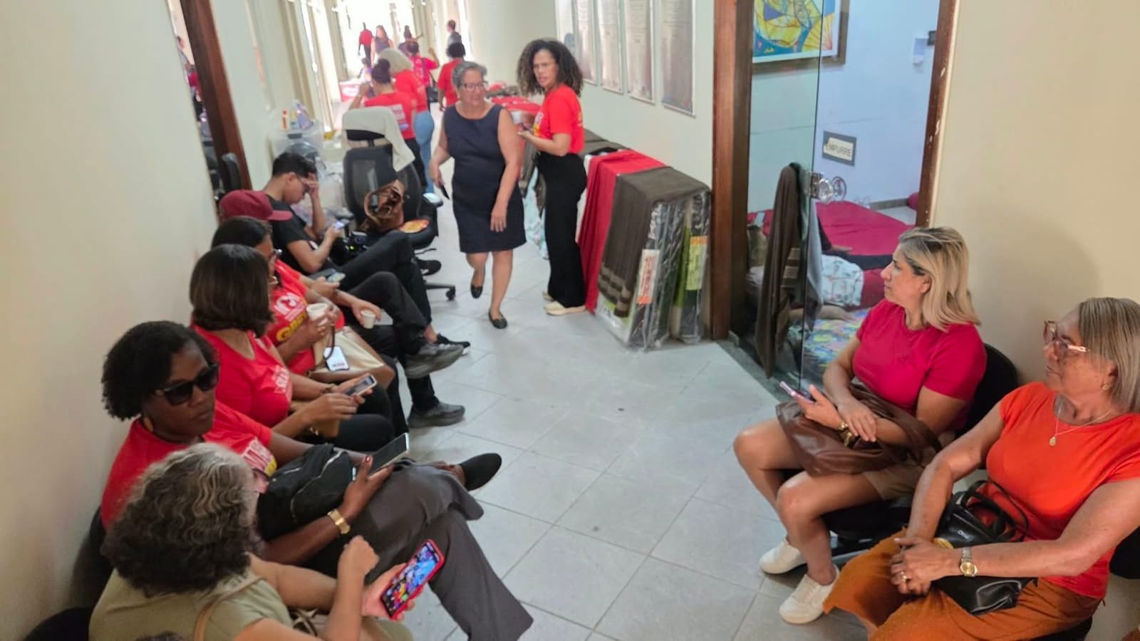 Professores mantêm greve e ocupam sede da Educação em Aracaju pelo 2º dia
