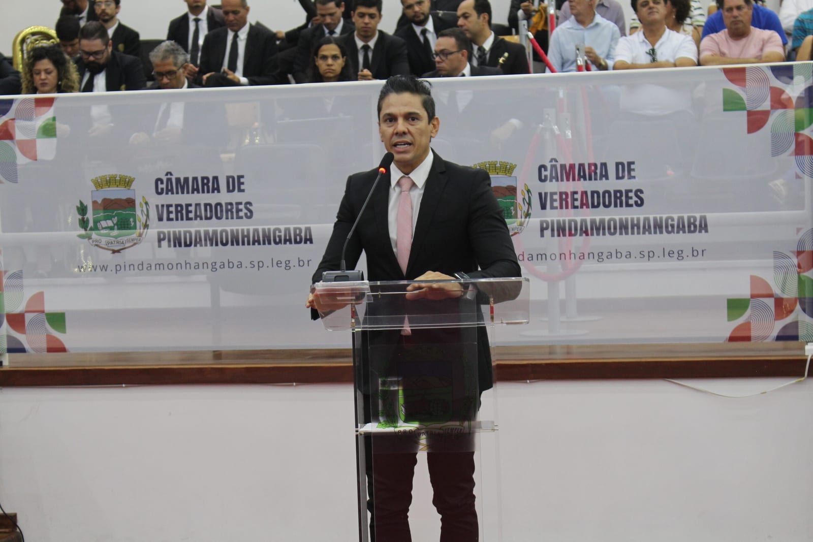 Magrão avança, disputa esquenta no Litoral Norte e 41% ainda não decidiu o voto