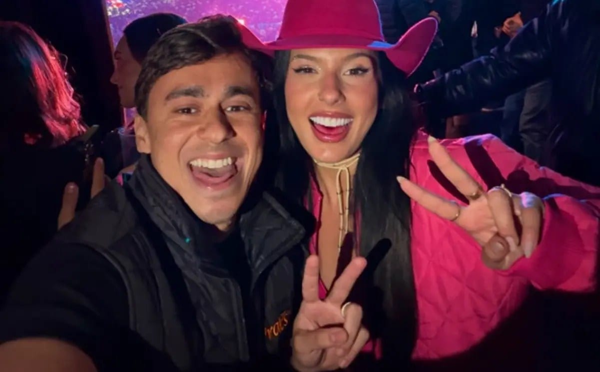Ana Castela em foto com Nikolas Ferreira; contratos com prefeituras em foco