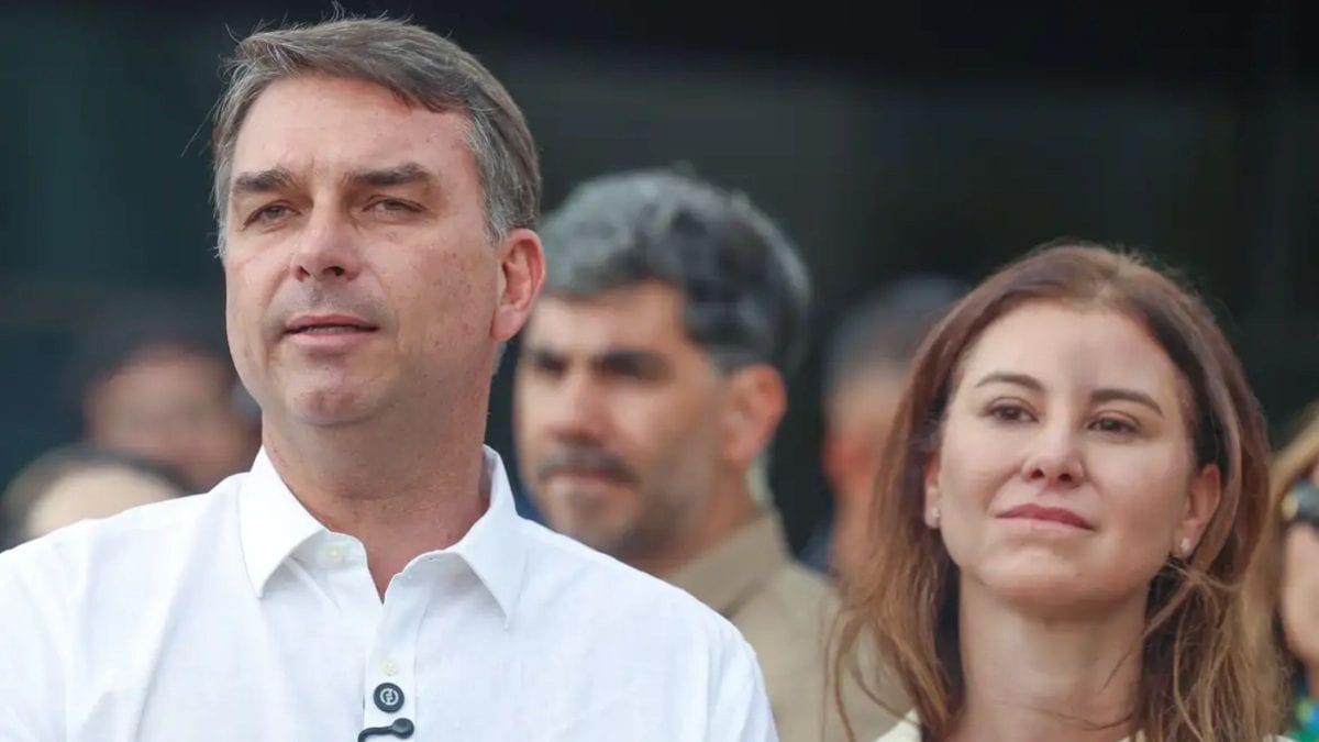 Flávio Bolsonaro está seguro e descansando com a família nos EUA, diz Paulo Figueiredo