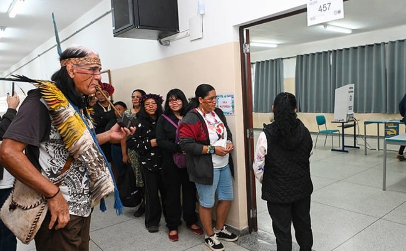 Indígenas de aldeia em Mogi das Cruzes recebem transporte para votar no 2º turno