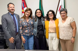Prefeito de Várzea Paulista assina lei para valorizar educadores