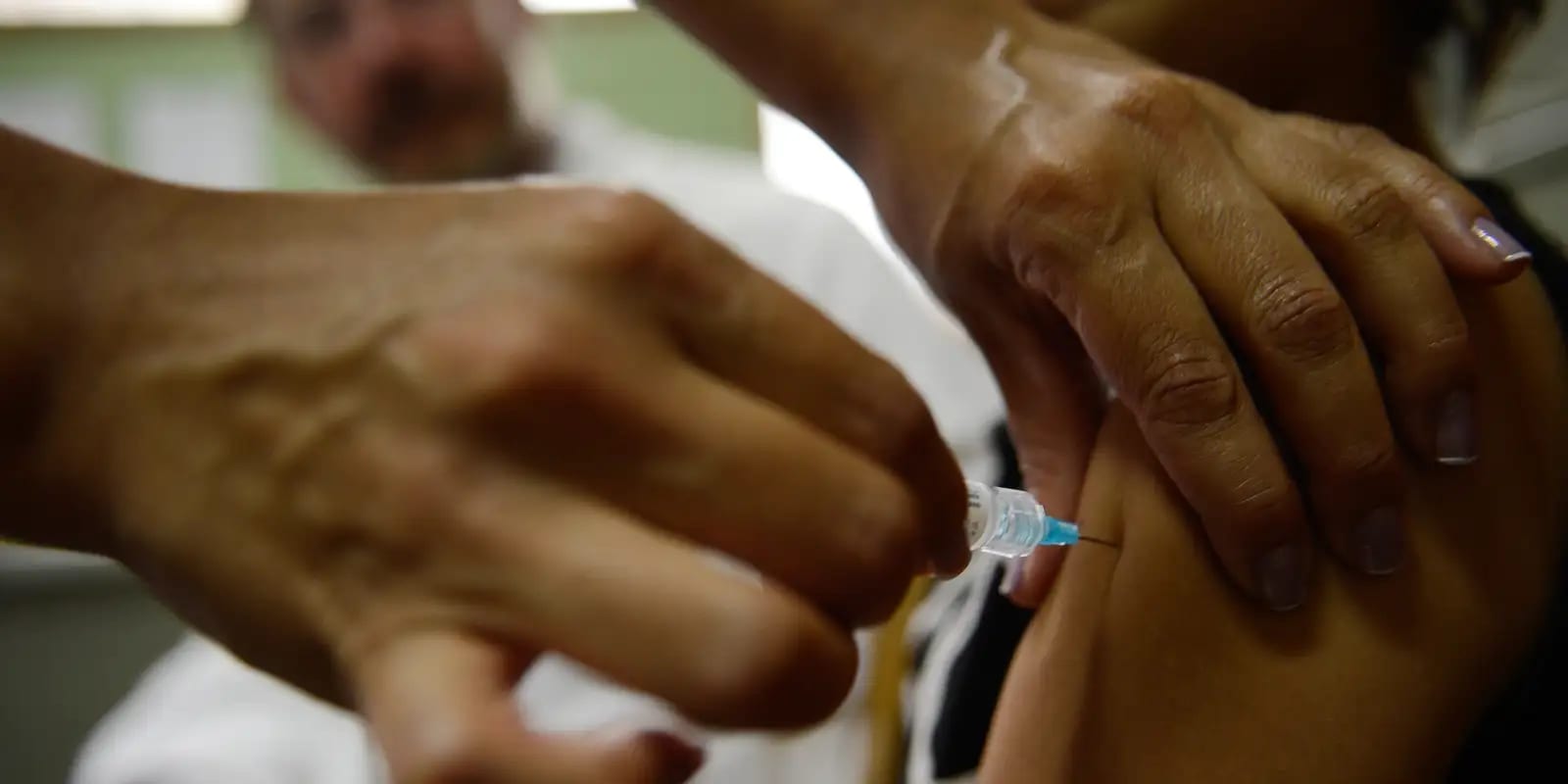 Consultas por lesões pré‑cancerígenas em adolescentes caem desde a vacinação contra o HPV