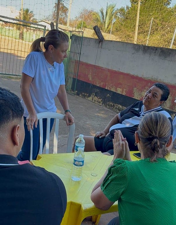 Flávia Moretti vistoria Vitória Régia e recebe demandas por saúde, feira e segurança