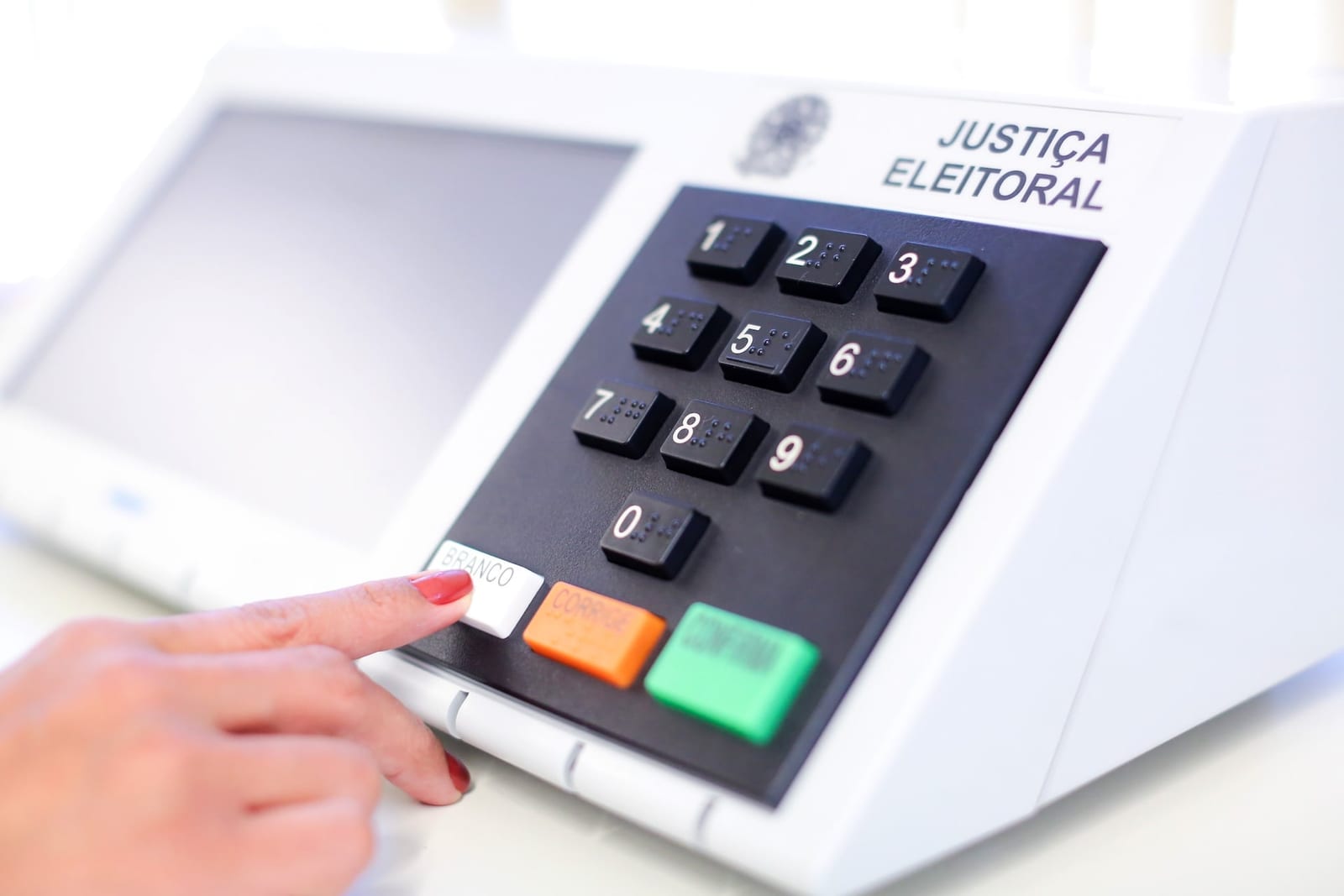 Eleições 2026: urnas abrem no exterior e brasileiros começam a votar