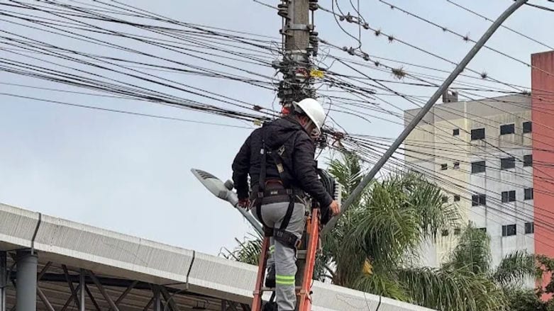 Poste Limpo retira cabos sem uso e reorganiza fiação na Rua Irmão Gabriel Leão