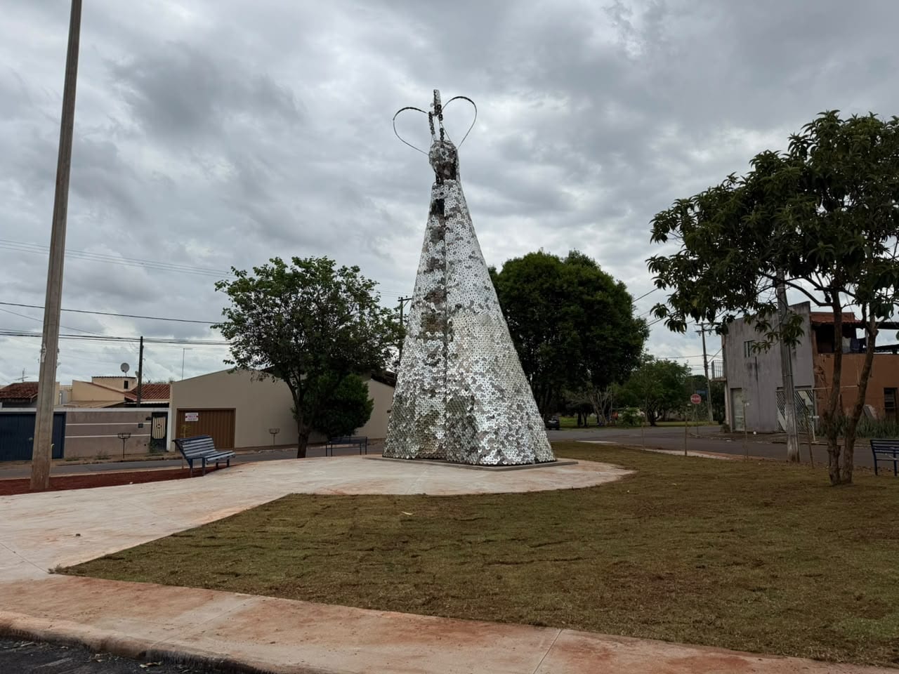 Barretos revitaliza praça no Jardim Soares e entrega imagem de Nossa Senhora Aparecida produzida com cerca de 11 mil CDs