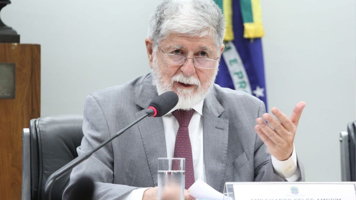 Celso Amorim diz sentir vergonha da “servilidade” do Brasil a outros países