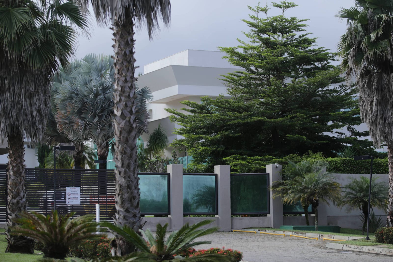 Louvor é ouvido na casa de Flávio Bolsonaro em Brasília enquanto senador é suspeito de fuga