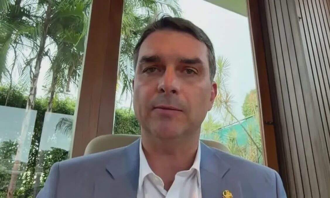 Flávio Bolsonaro propõe reduzir ministérios para cortar gastos e anuncia médico para a Saúde