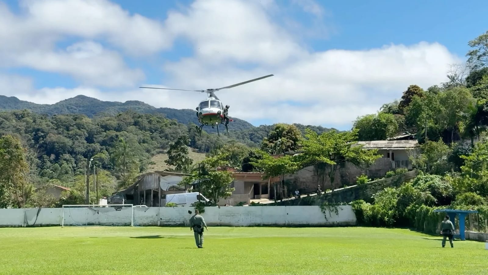 Governo de SP utiliza helicópteros para levar tratamento de esgoto a famílias do Quilombo Bombas, no Vale do Ribeira