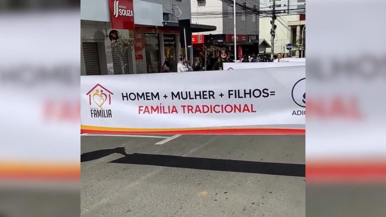 Cartazes anti-casamento gay exibidos no desfile de 7 de Setembro em SC