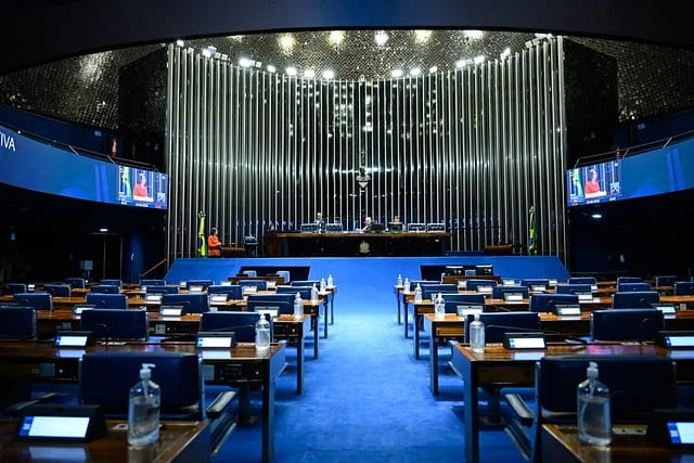 Senado aprova em 1º turno PEC que acaba com a escala 6×1; votação segue