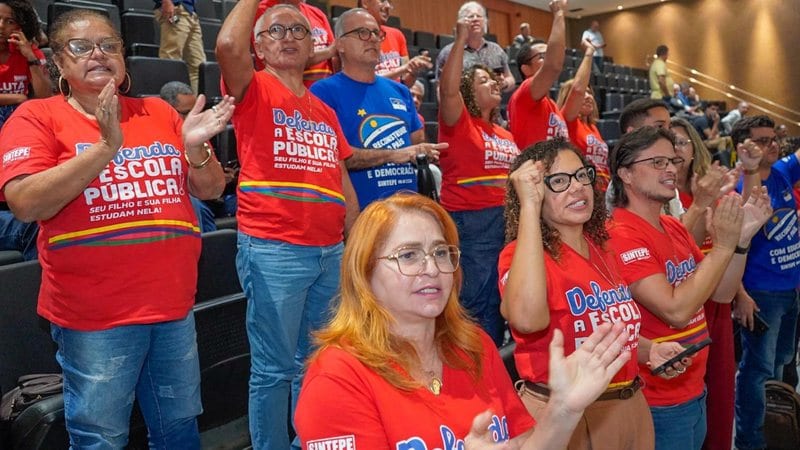 Sintepe faz ato em defesa de contratos temporários; Educação nega demissão em massa e explica alterações
