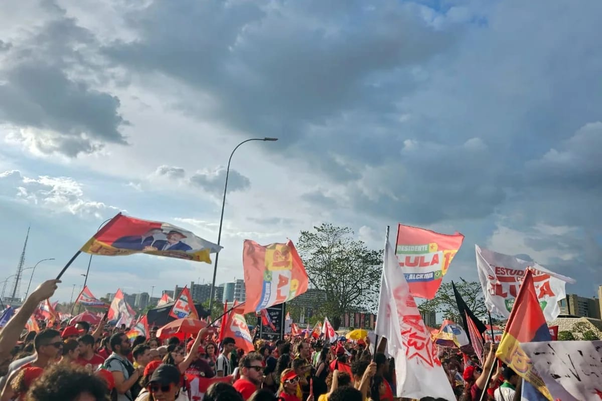 "Bota pra Virar": eleitores se reúnem para ato pró-Lula e Grass no DF