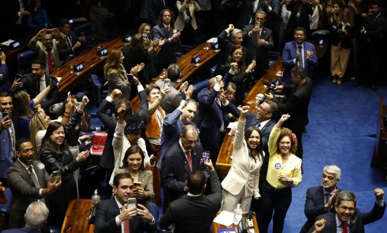 Congresso promulga PEC que extingue escala 6×1 com presença de Lula