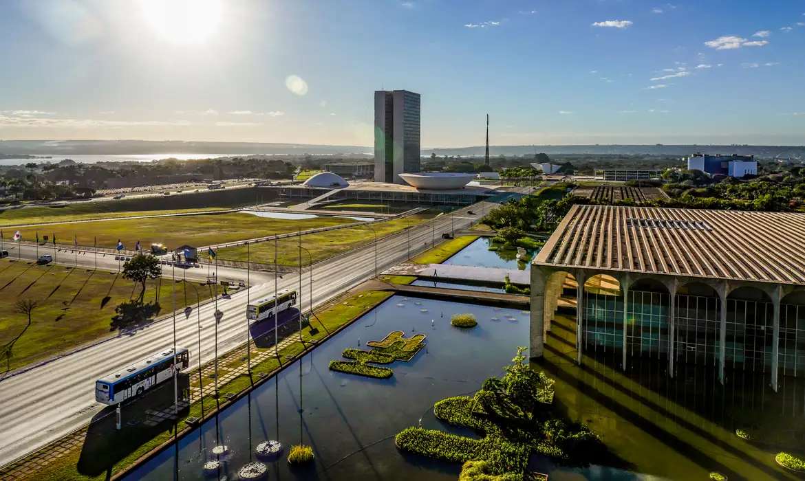 Brasil rebaixa relações com Argentina após insultos de Milei