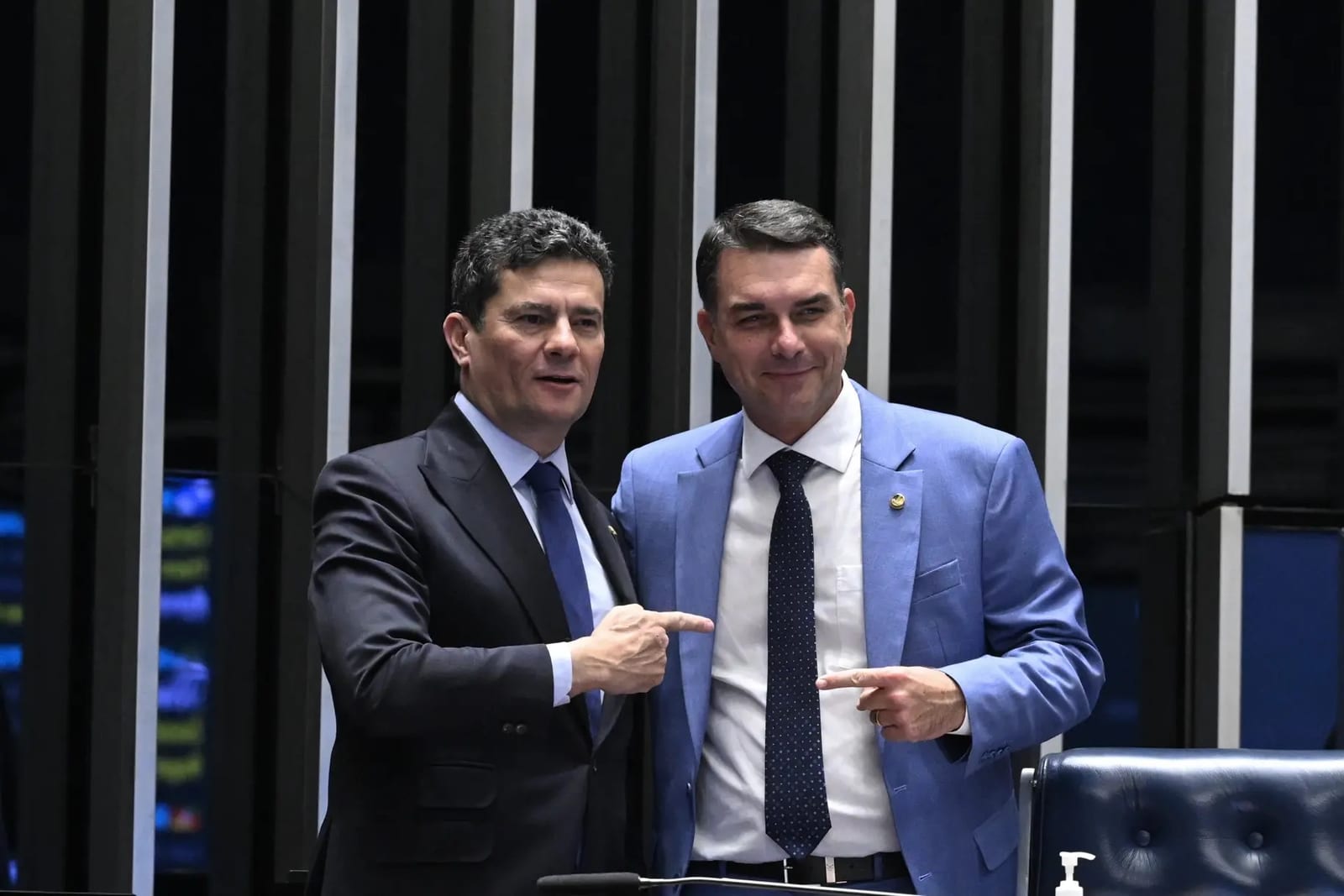 Flávio Bolsonaro cita Sergio Moro em debate e promete parceria com o Paraná no combate ao crime