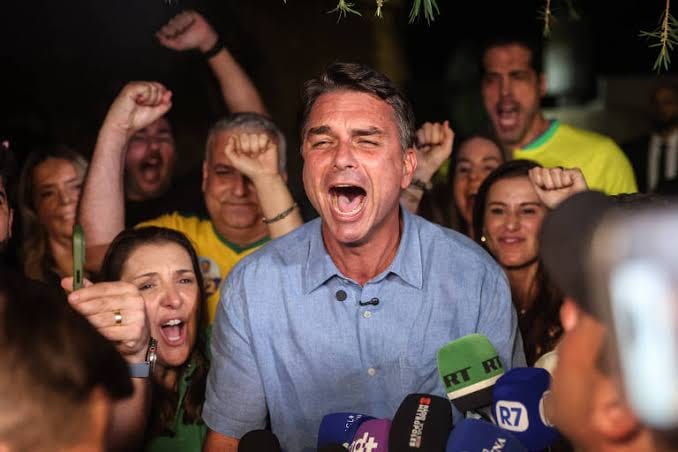 PL fortalecido e STF sob pressão podem reduzir freios a eventual governo Flávio Bolsonaro