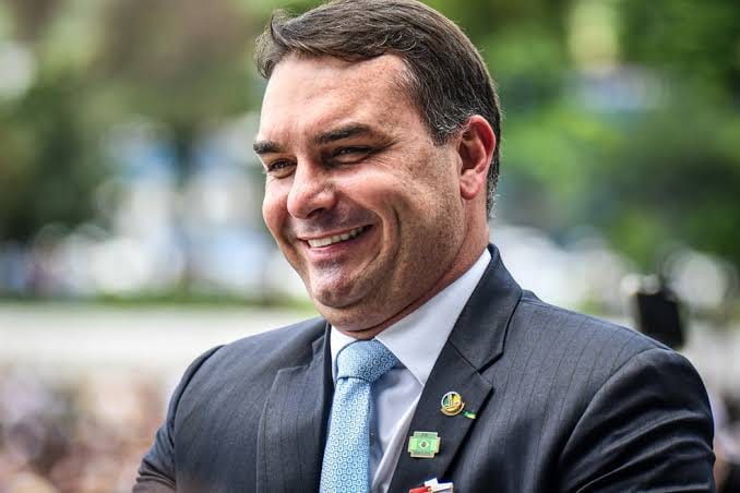 Flávio Bolsonaro não entrega passaporte e PF investiga se ele saiu do Brasil
