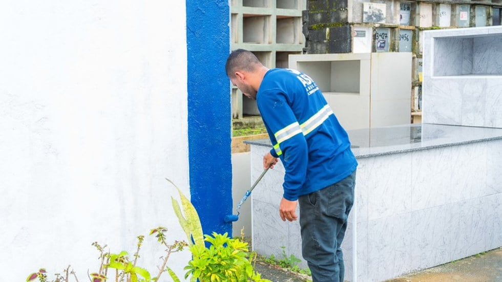 Prefeitura intensifica zeladoria urbana no cemitério municipal em preparação para o feriado de 2 de novembro