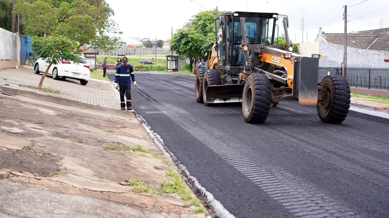 Prefeitura faz força-tarefa para recuperar asfalto com frentes de trabalho de reperfilamento e tapa-buracos