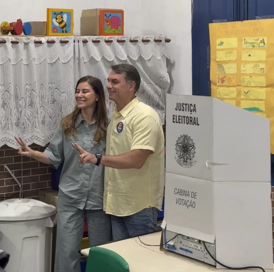 Sob gritos de ‘Lula’, Flávio Bolsonaro (PL) chega para votar em escola no RJ