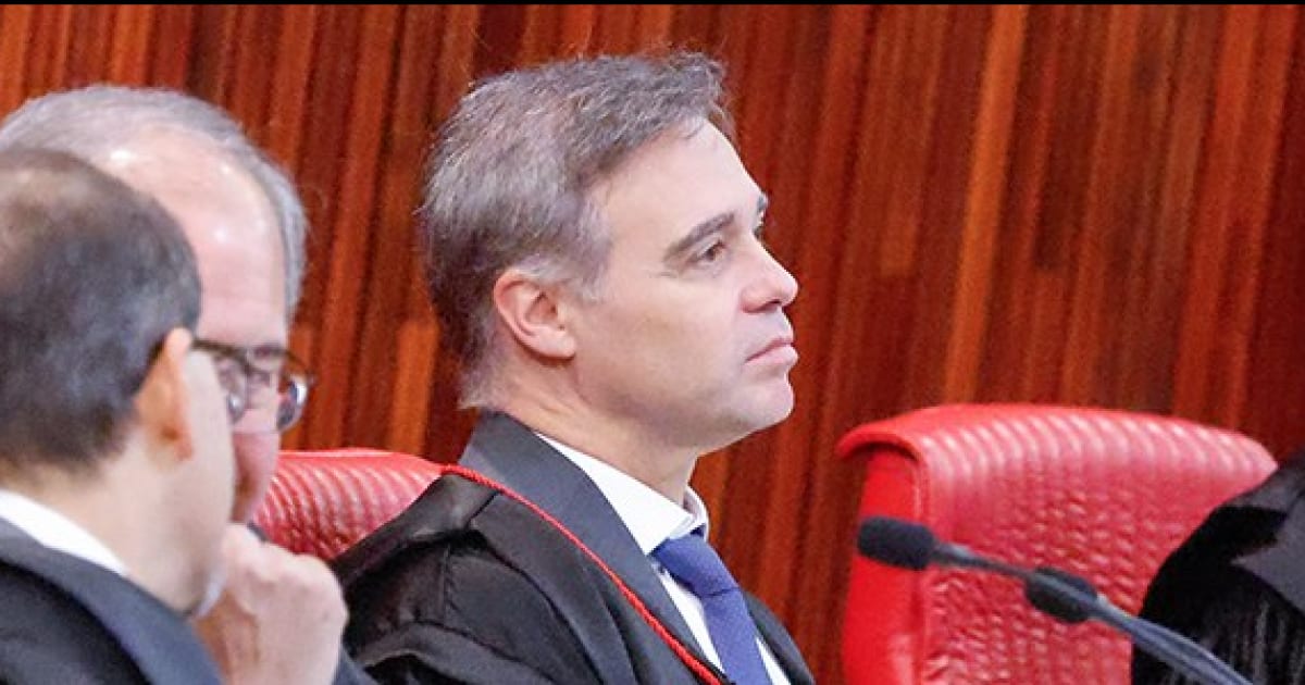 TSE determina remoção de publicações de Flávio Bolsonaro contra Lula no X