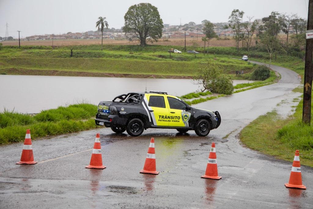 Como medida de segurança, Prefeitura interdita rua para desobstrução de escoamento da Represa do Schmidt