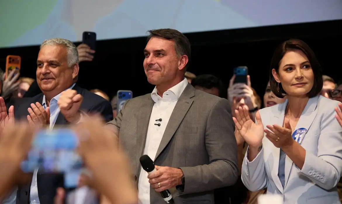 Flávio Bolsonaro recebe apoio de partidos e defende mudanças na Constituição