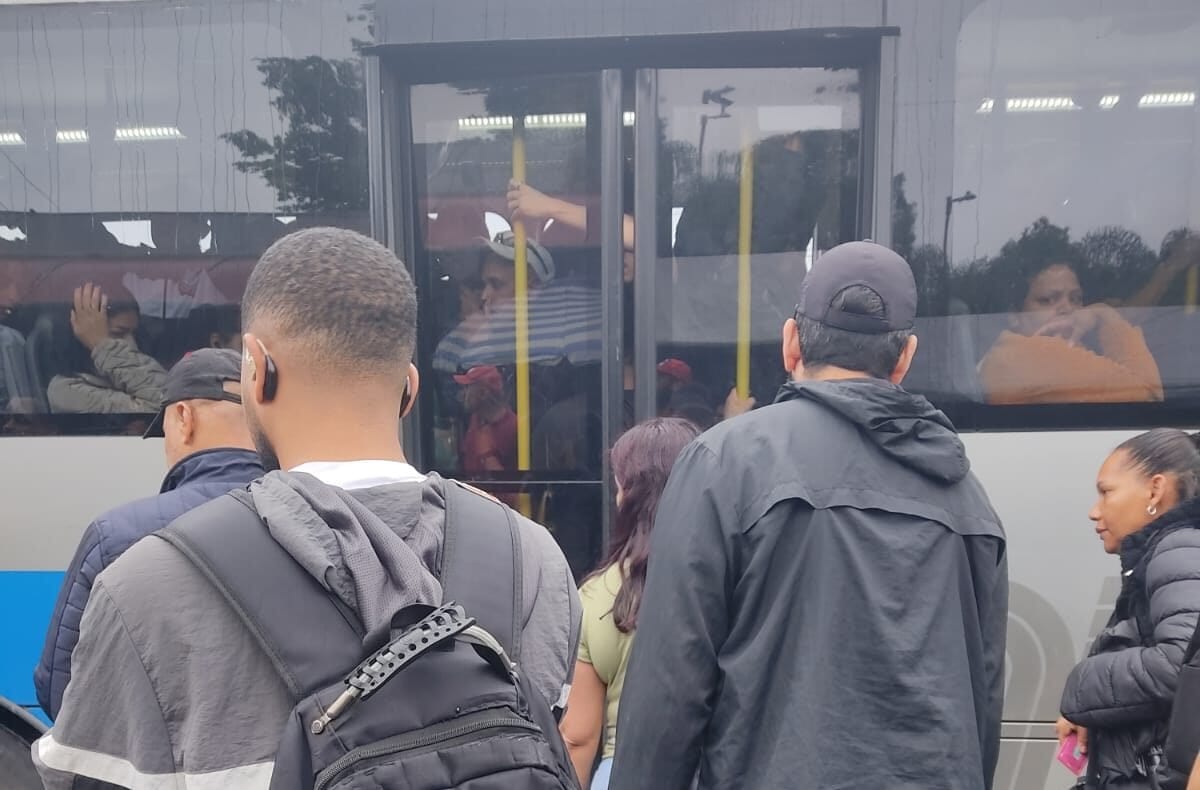 Eleições: falta de ônibus dificulta o voto nas periferias de SP; seções fecham mesmo com prorrogação