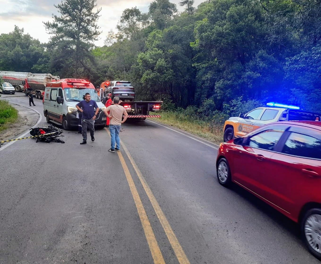 Motociclista de 20 anos morre após colisão com caminhão na ERS 324, entre Passo Fundo e Marau