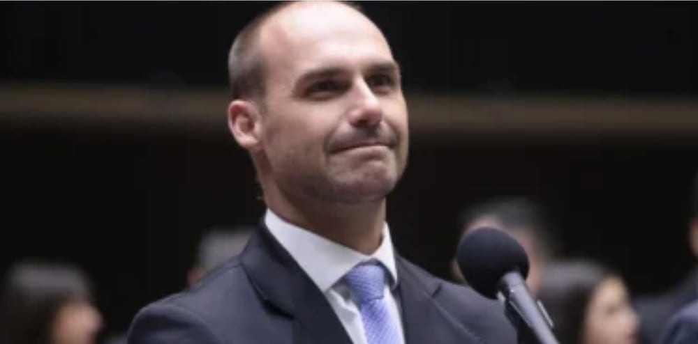 Moraes determina prisão de Eduardo Bolsonaro e manda cancelar passaportes do ex-deputado