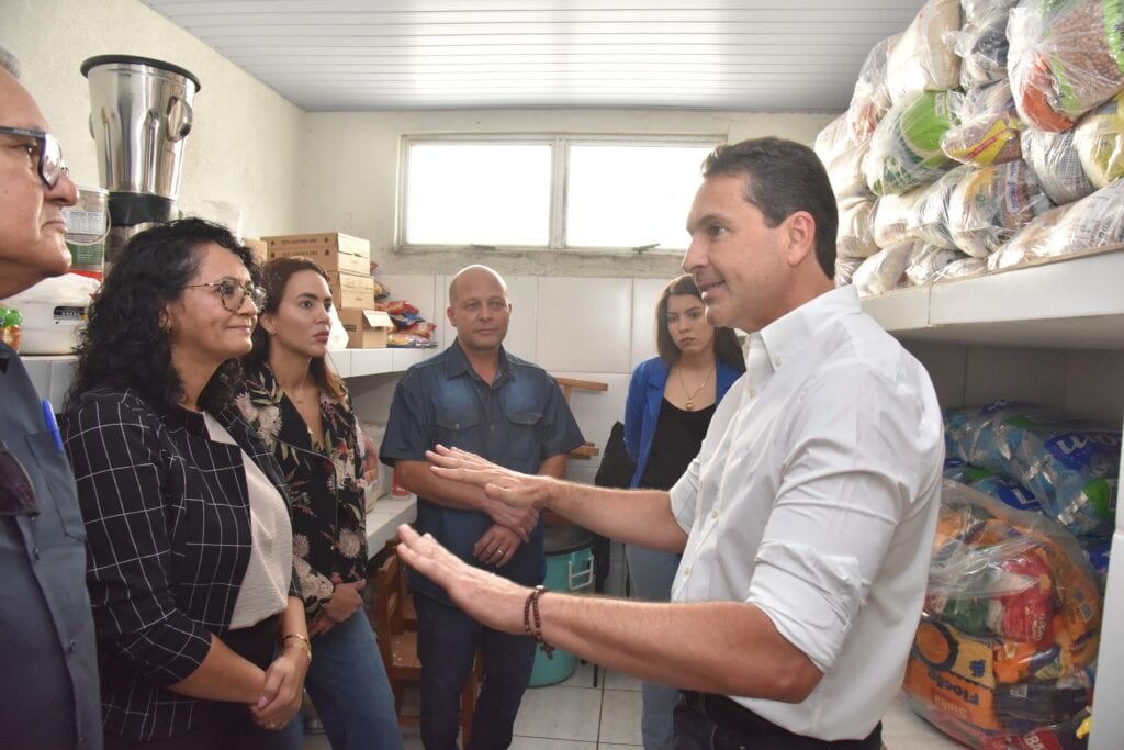 Prefeito Vilela inicia entrega dos 110 mil quilos de alimentos arrecadados no Aparecida é Show