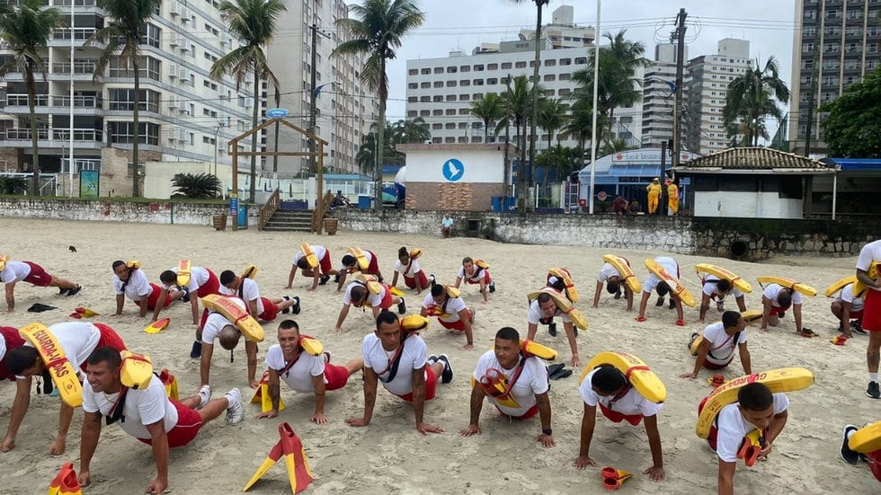 Guarujá abre 25 vagas temporárias para guarda-vidas até junho de 2027