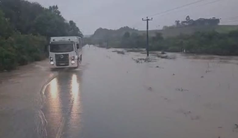 Chuva provoca alagamentos na BR-153 entre Rebouças e Irati