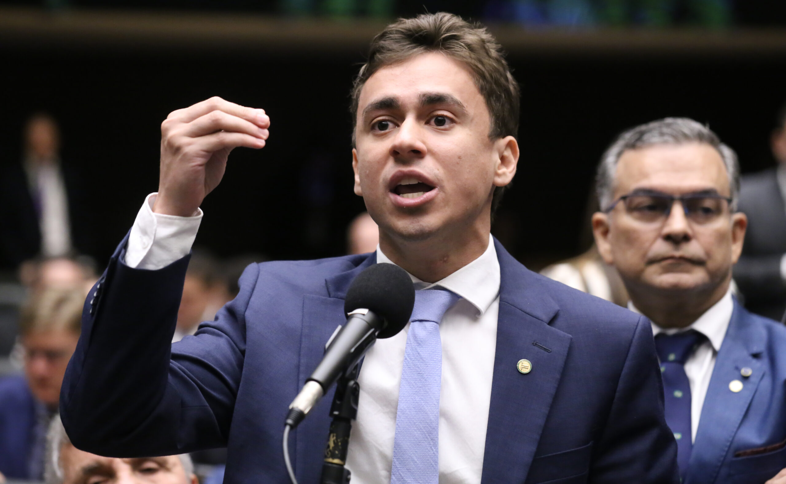 Nikolas Ferreira propõe corte de salários de políticos em déficit