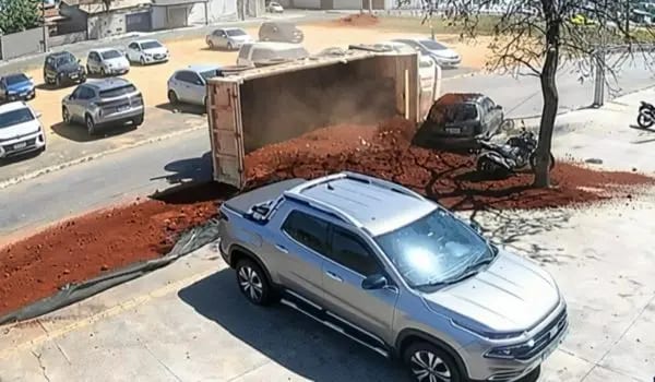 Caminhão carregado de terra tomba e soterra carro em Aparecida de Goiânia