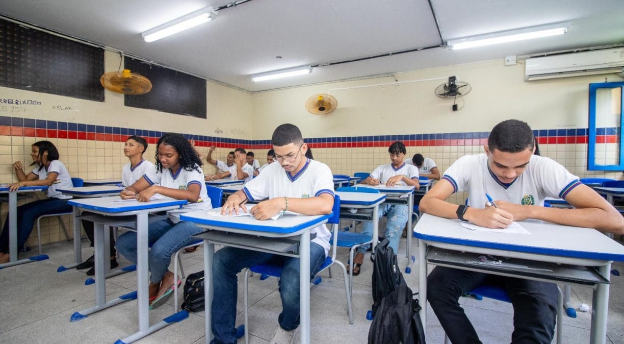 No Dia dos Professores, desafios da carreira expõem urgência da valorização docente, mas educadores seguem apostando na